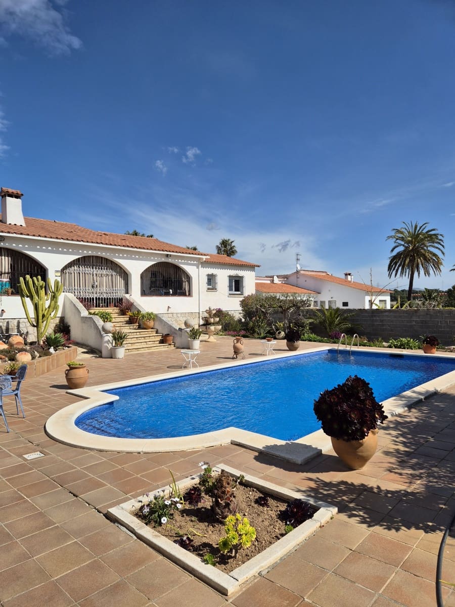 4 slaapkamer Huis te koop in Barcelona stad met zwembad - € 490.000 (Ref: 9988042)