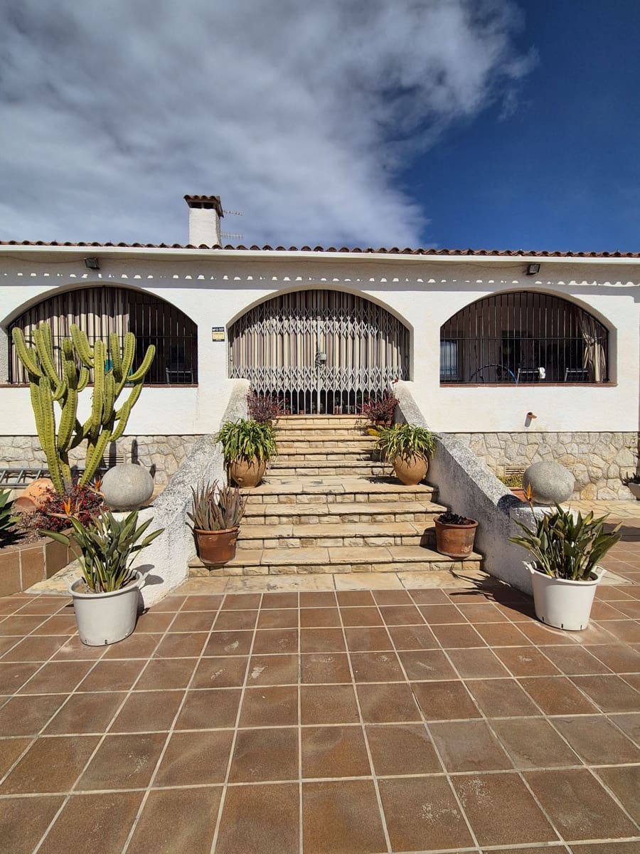 4 slaapkamer Huis te koop in Barcelona stad met zwembad - € 490.000 (Ref: 9988042)