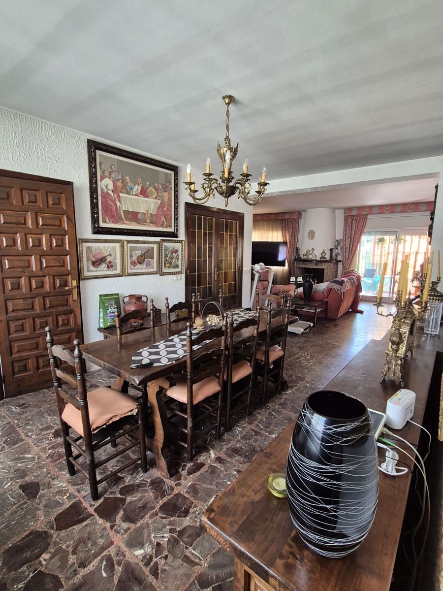 4 slaapkamer Huis te koop in Barcelona stad met zwembad - € 490.000 (Ref: 9988042)