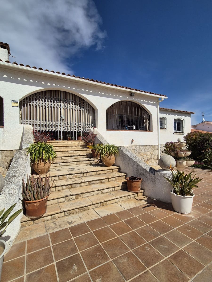 4 slaapkamer Huis te koop in Barcelona stad met zwembad - € 490.000 (Ref: 9988042)