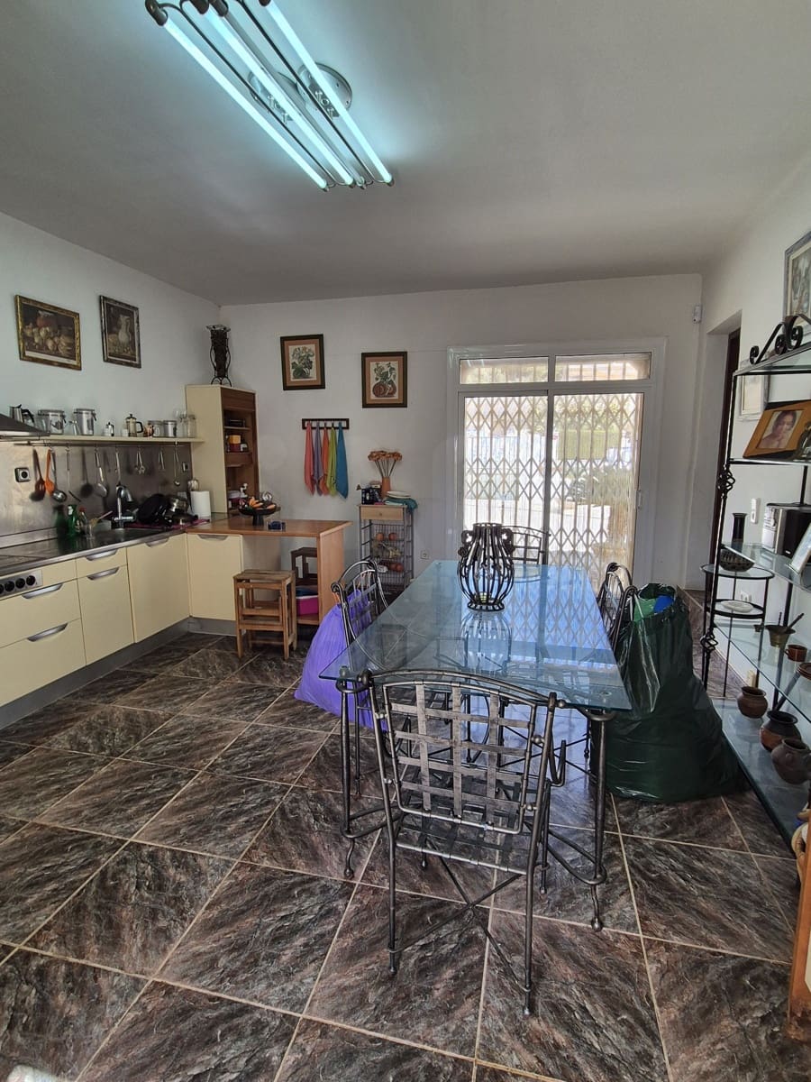 4 slaapkamer Huis te koop in Barcelona stad met zwembad - € 490.000 (Ref: 9988042)