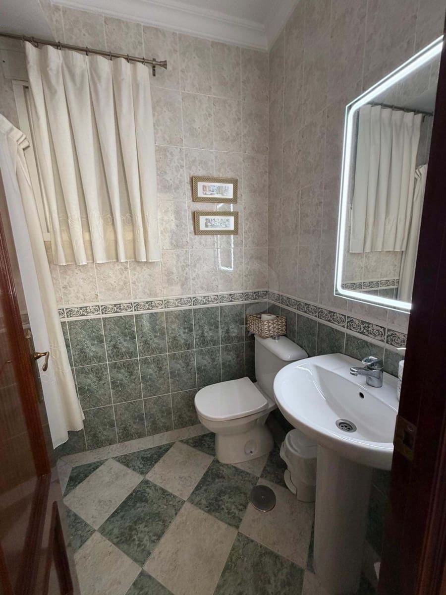 4 slaapkamer Rijtjeshuis te koop in Huelva stad met garage - € 214.990 (Ref: 9988043)