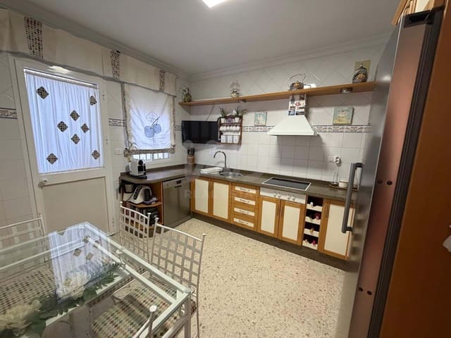 4 soverom Rekkehus til salgs i Huelva by med garasje - € 214 990 (Ref: 9988043)