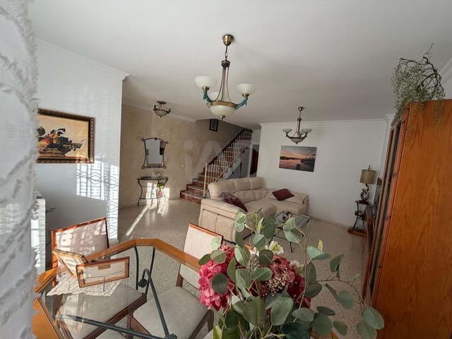 4 soverom Rekkehus til salgs i Huelva by med garasje - € 214 990 (Ref: 9988043)