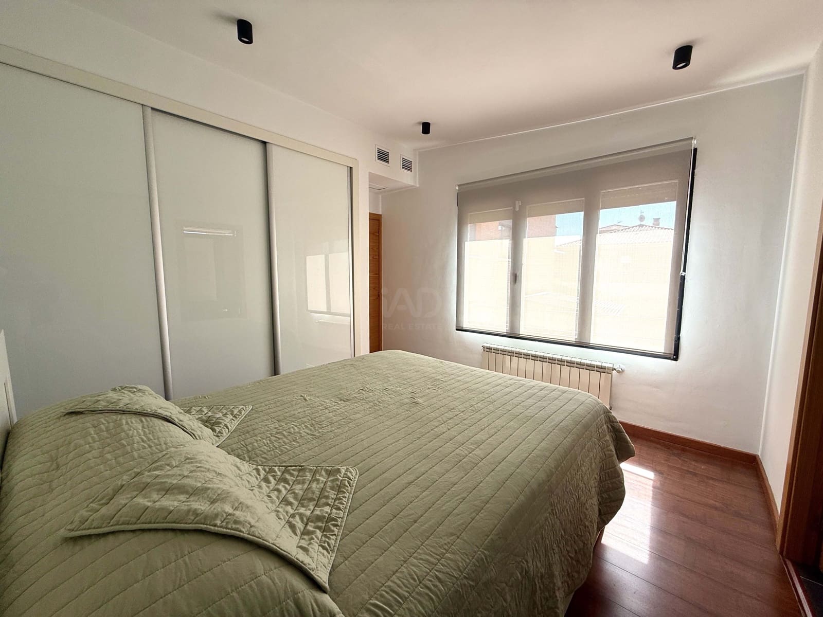4 sypialnia Dom na sprzedaż w Miasto Guadalajara z basenem garażem - 420 000 € (Ref: 9988045)
