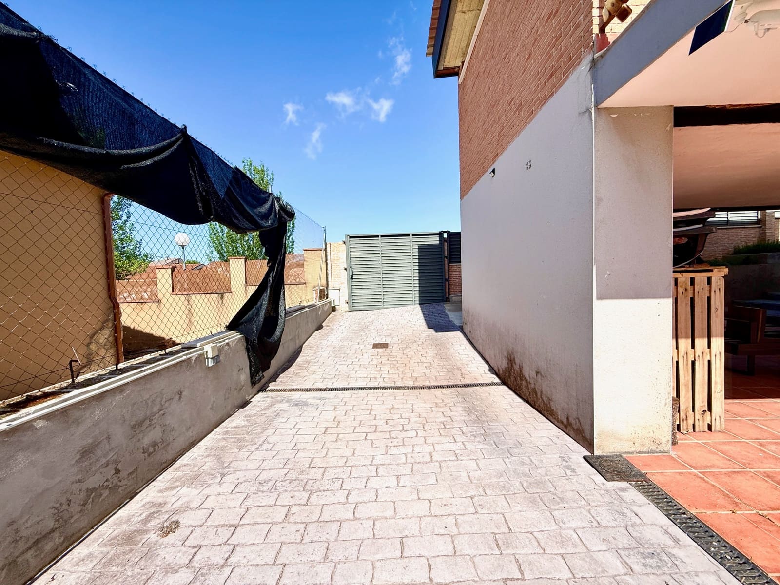 4 sypialnia Dom na sprzedaż w Miasto Guadalajara z basenem garażem - 420 000 € (Ref: 9988045)