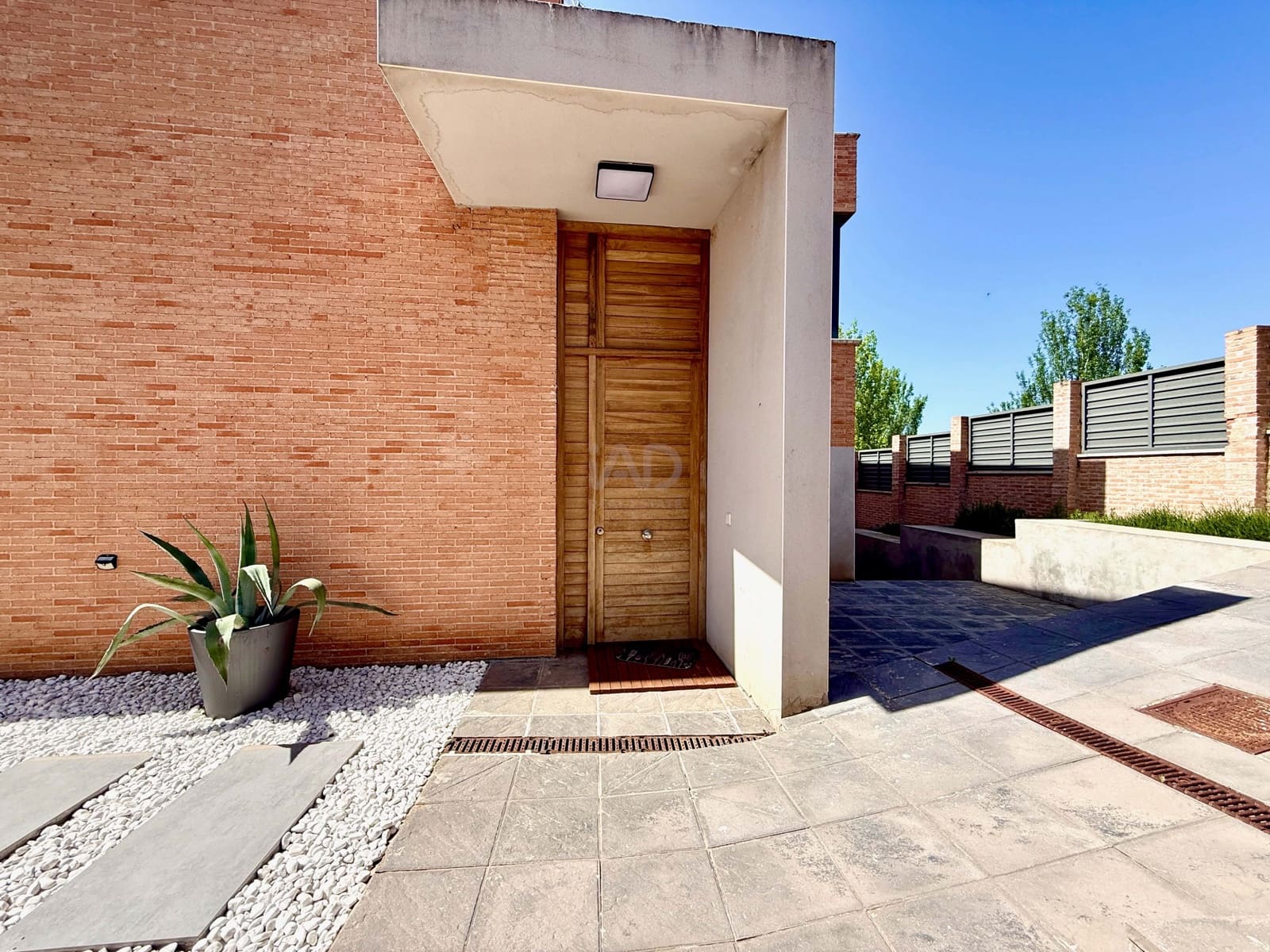 4 sypialnia Dom na sprzedaż w Miasto Guadalajara z basenem garażem - 420 000 € (Ref: 9988045)