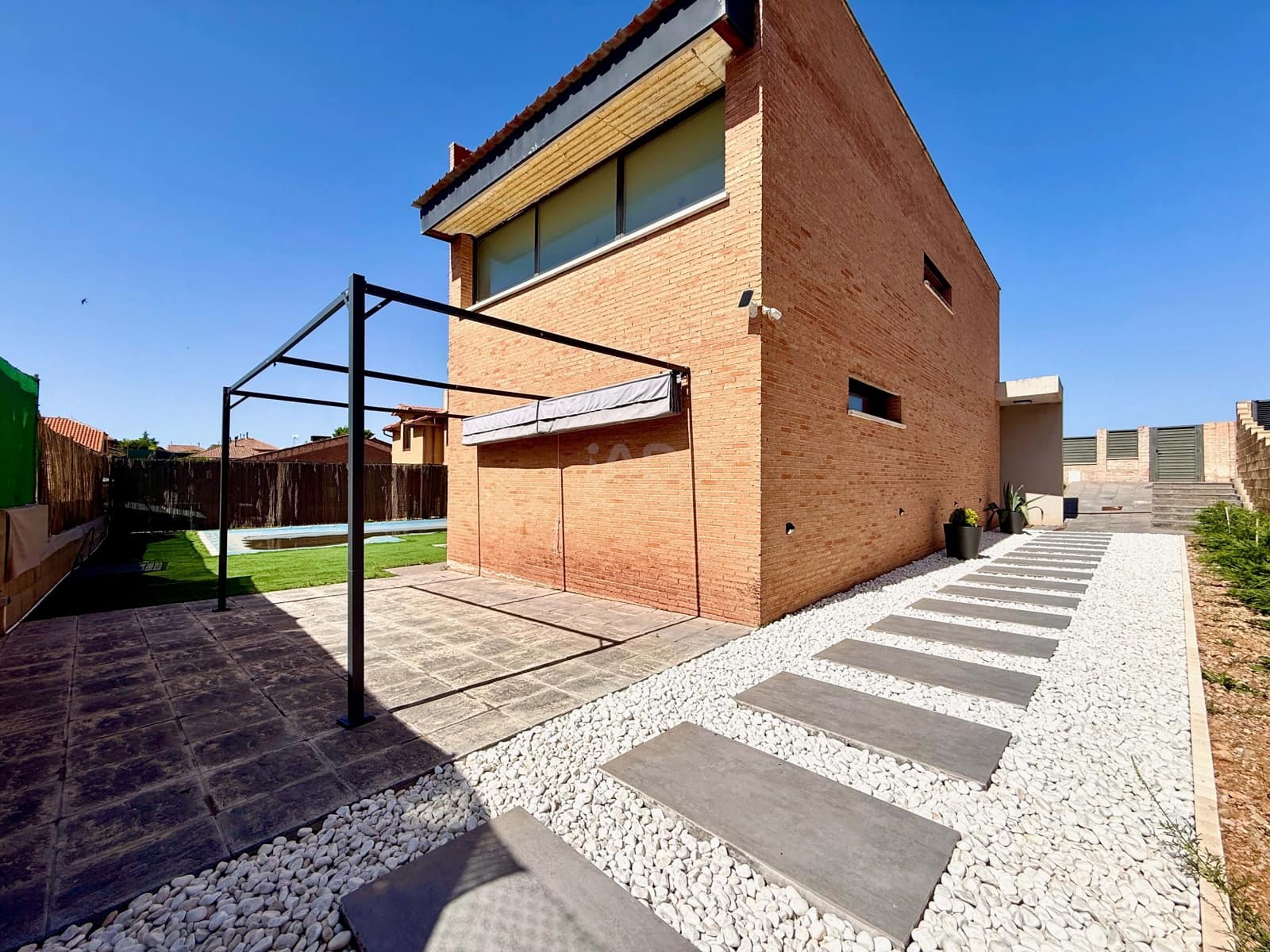 4 sypialnia Dom na sprzedaż w Miasto Guadalajara z basenem garażem - 420 000 € (Ref: 9988045)