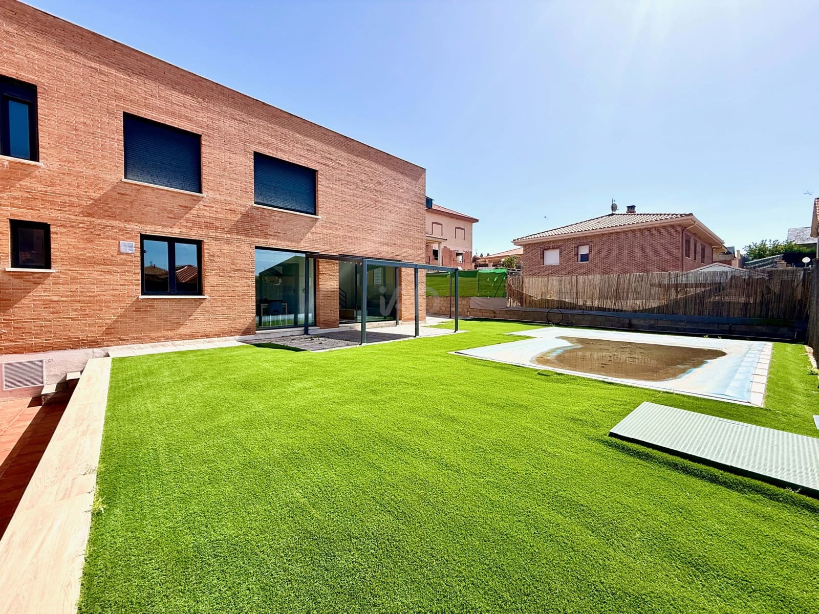 4 sypialnia Dom na sprzedaż w Miasto Guadalajara z basenem garażem - 420 000 € (Ref: 9988045)