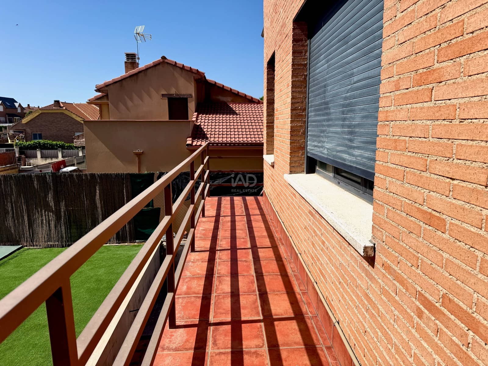 4 sypialnia Dom na sprzedaż w Miasto Guadalajara z basenem garażem - 420 000 € (Ref: 9988045)