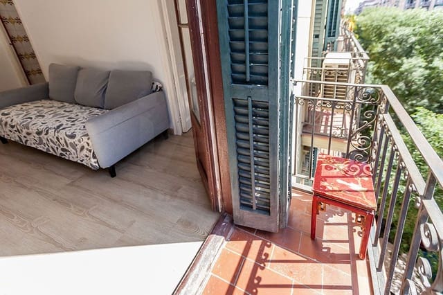 4 bedroom Apartment for sale in La Nova Esquerra de L'Eixample, Barcelona city - € 398,000 (Ref: 9988053)