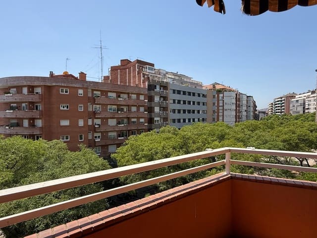 3 soveværelse Penthouse til salg i El Guinardó, Barcelona by - € 585.000 (Ref: 9988070)