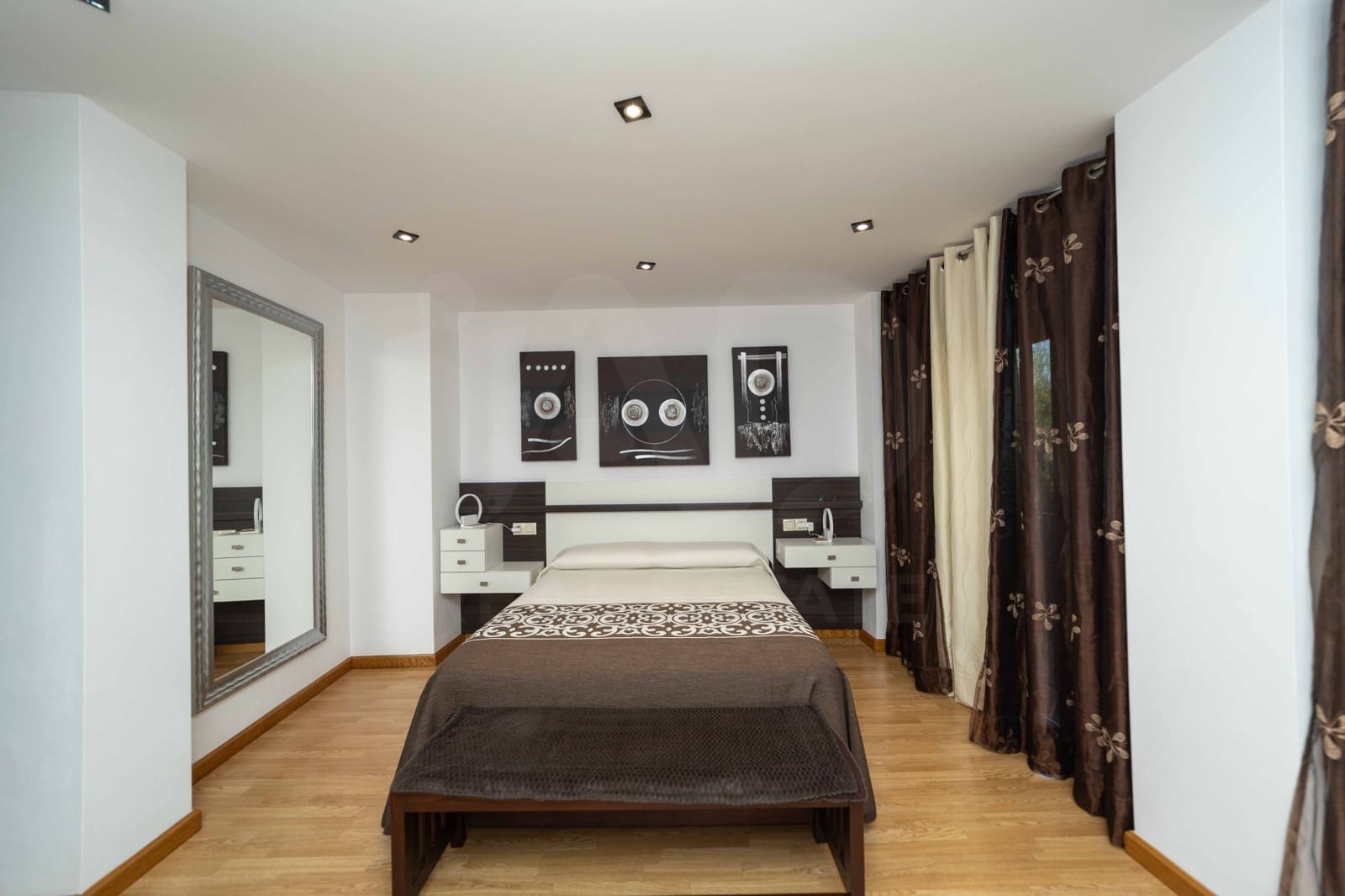 4 chambre Villa/Maison à vendre à Leon ville avec garage - 320 000 € (Ref: 9988097)