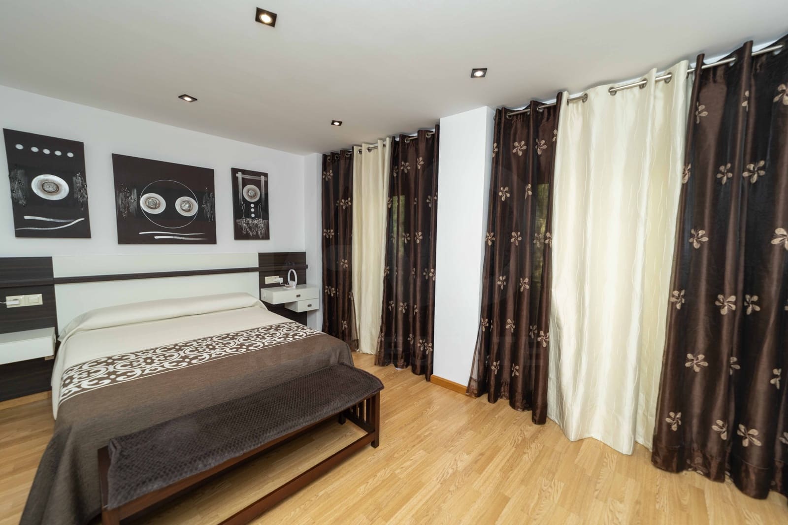 4 chambre Villa/Maison à vendre à Leon ville avec garage - 320 000 € (Ref: 9988097)