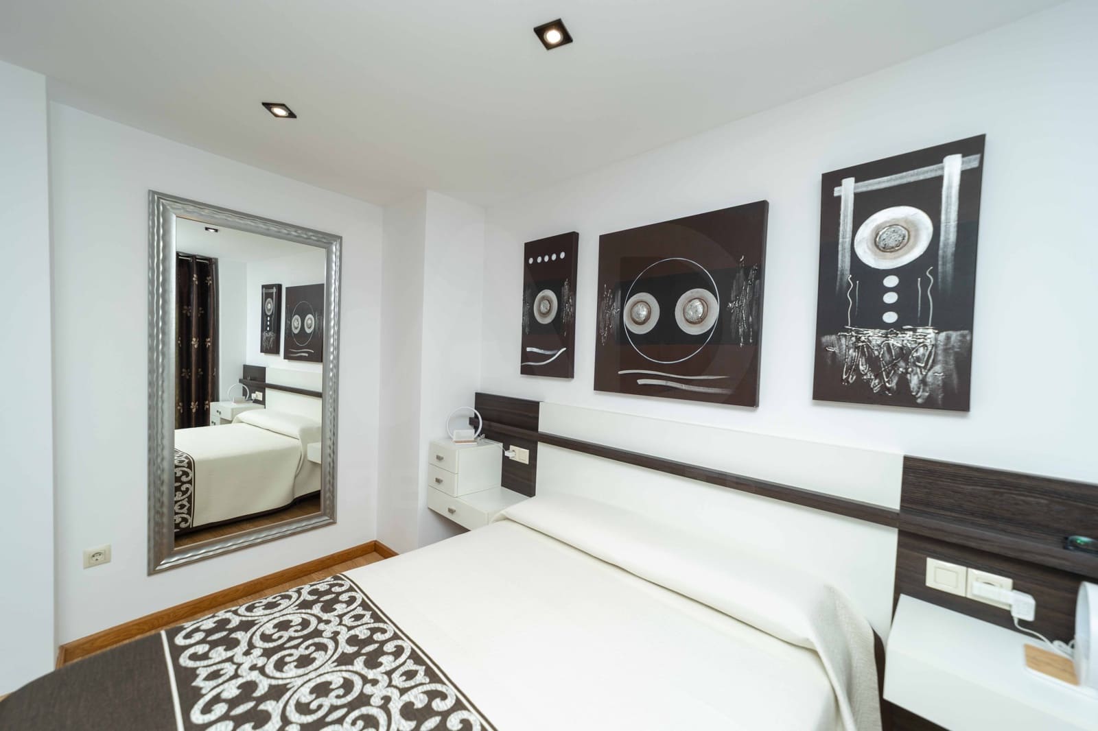 4 chambre Villa/Maison à vendre à Leon ville avec garage - 320 000 € (Ref: 9988097)