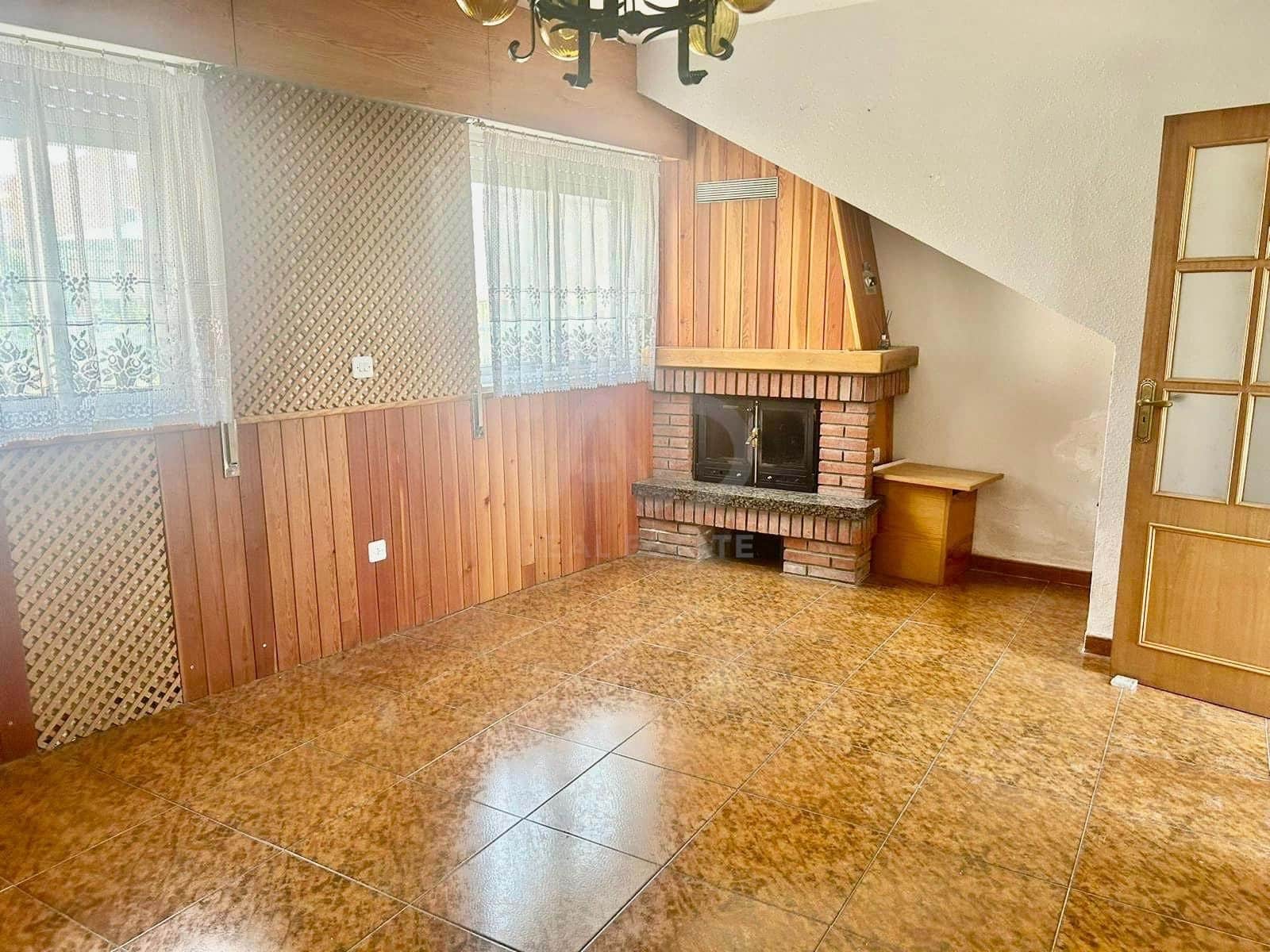 3 Zimmer Haus zu verkaufen in Leon Stadt mit Garage - 130.000 € (Ref: 9988100)