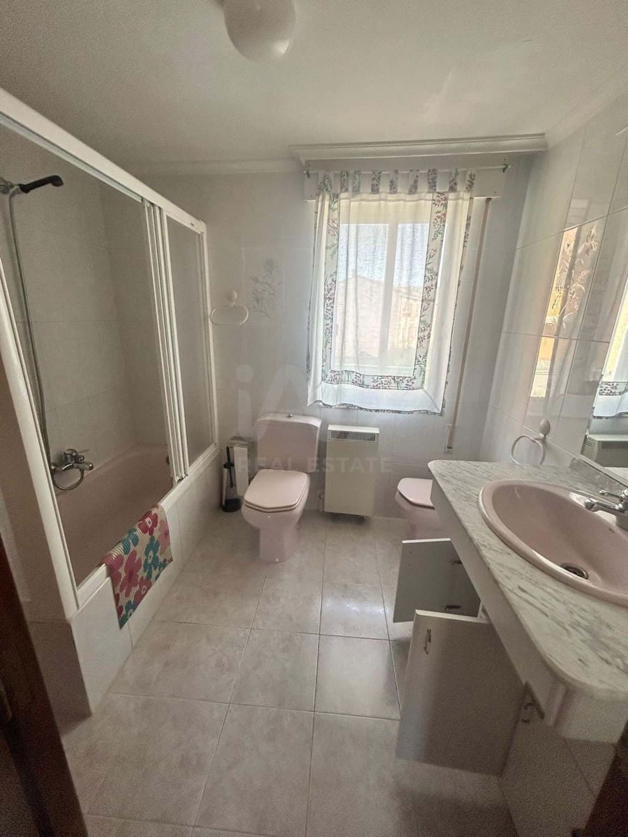 3 Zimmer Haus zu verkaufen in Leon Stadt mit Garage - 130.000 € (Ref: 9988100)