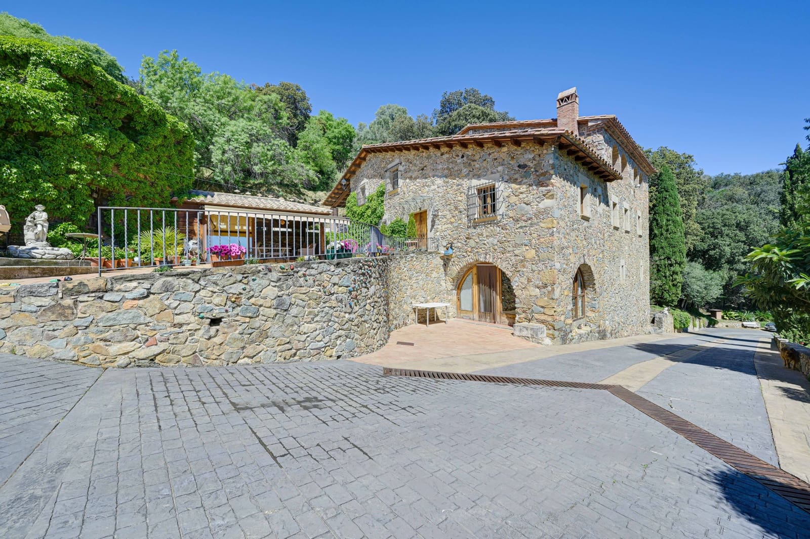 6 soveværelse Finca/Landehus til salg i Girona by med swimmingpool - € 1.900.000 (Ref: 9988103)