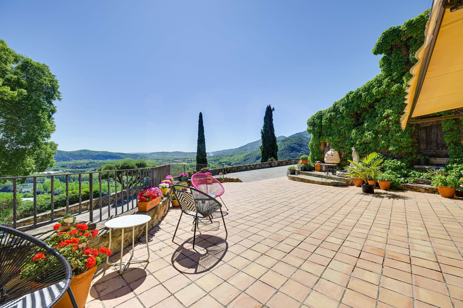6 soveværelse Finca/Landehus til salg i Girona by med swimmingpool - € 1.900.000 (Ref: 9988103)