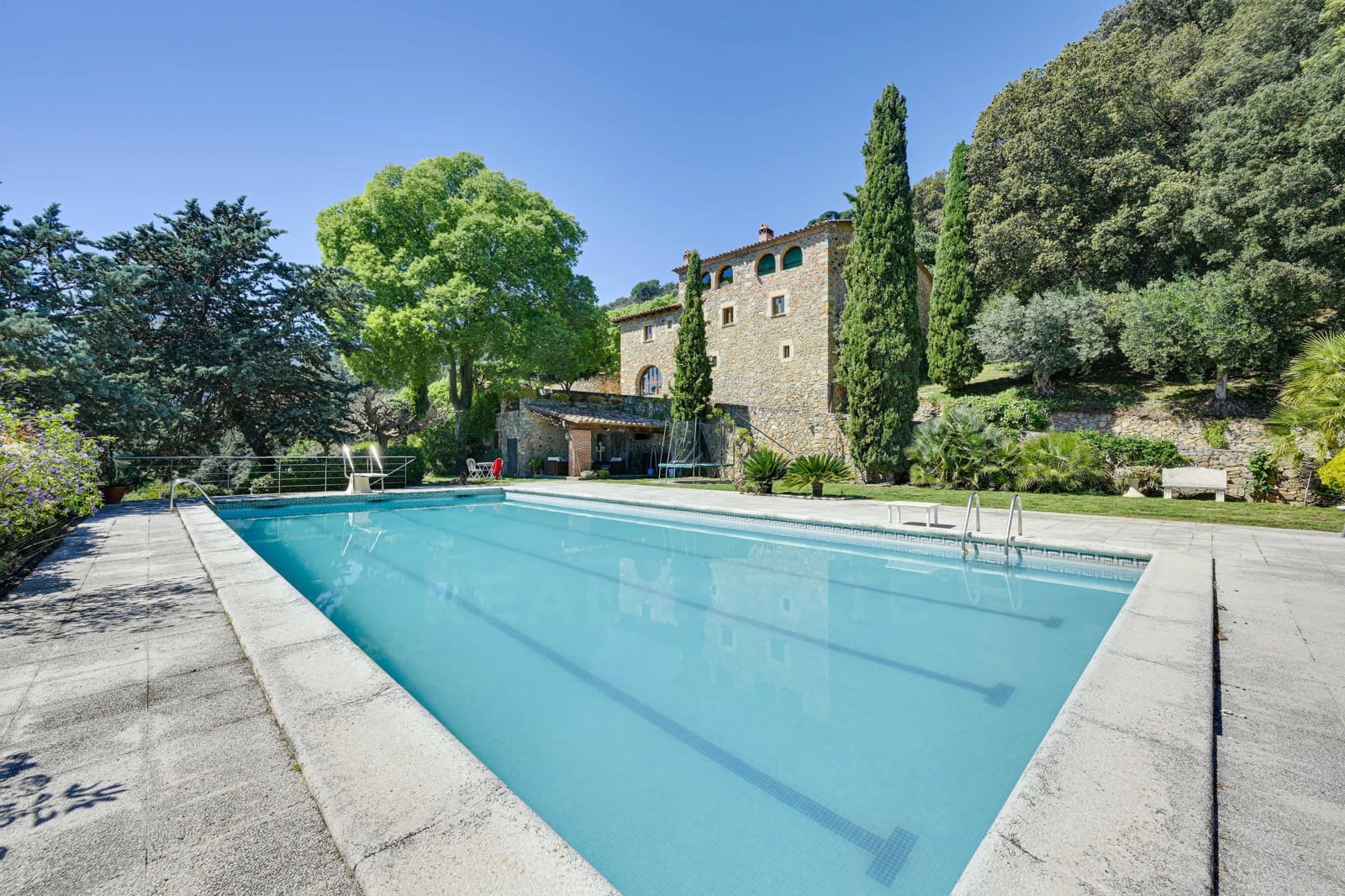 6 soveværelse Finca/Landehus til salg i Girona by med swimmingpool - € 1.900.000 (Ref: 9988103)