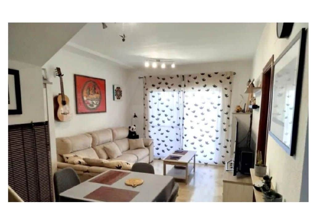 3 soverom Rekkehus til salgs i Huelva by med svømmebasseng - € 235 000 (Ref: 9988116)