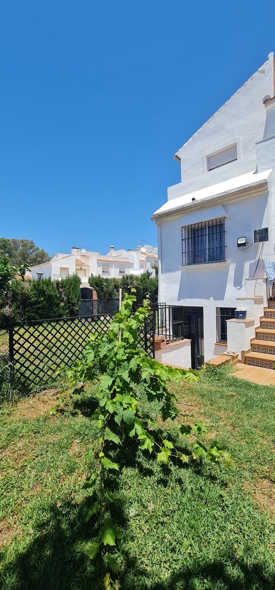 4 bedroom Terraced Villa for sale in Estepona with garage - € 480,000 (Ref: 9988127)