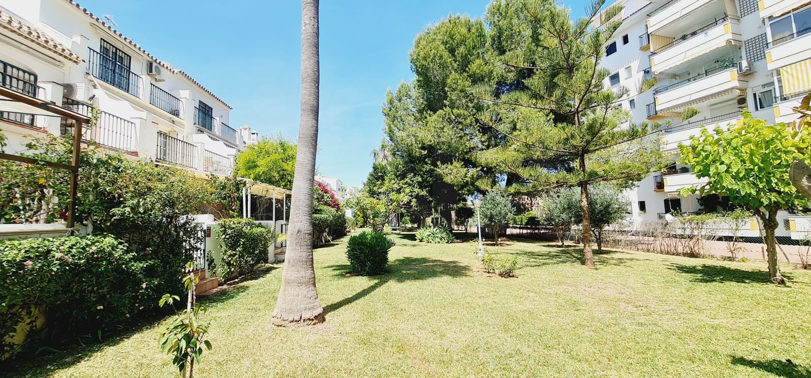5 soveværelse Rækkehus til salg i Fuengirola med swimmingpool garage - € 470.000 (Ref: 9988143)