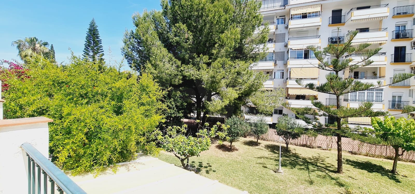 5 soveværelse Rækkehus til salg i Fuengirola med swimmingpool garage - € 470.000 (Ref: 9988143)