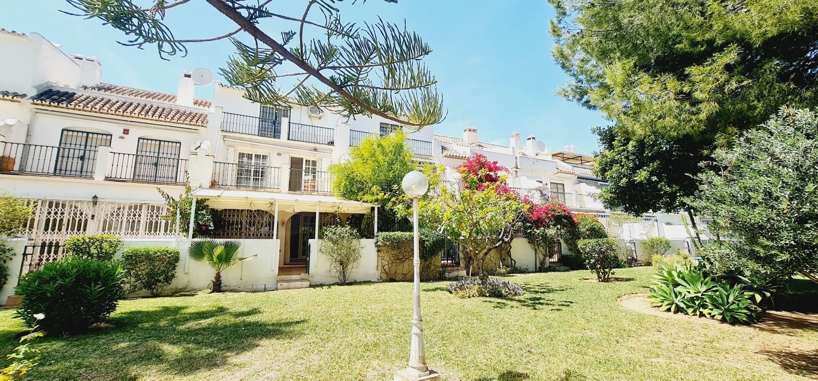 5 soveværelse Rækkehus til salg i Fuengirola med swimmingpool garage - € 470.000 (Ref: 9988143)