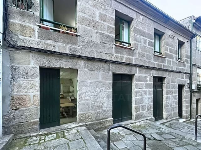5 bedroom Townhouse for sale in Pontevedra city with garage - € 450,000 (Ref: 9988151)