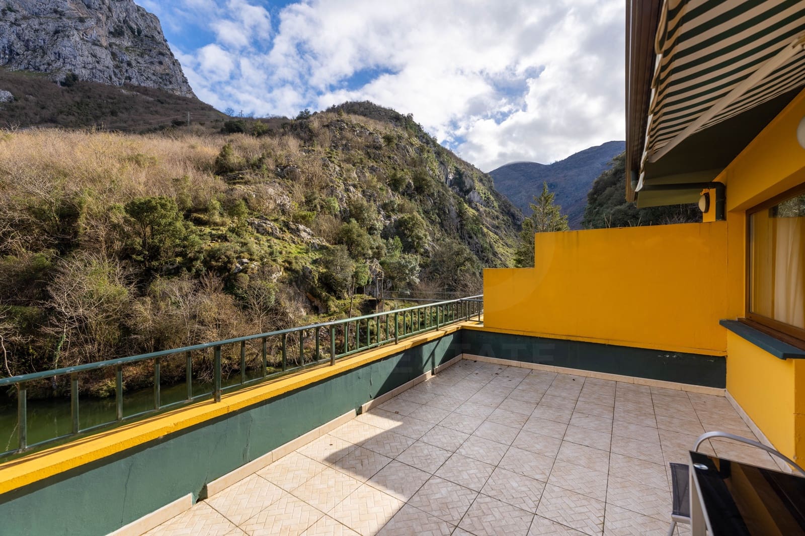 Kommersiell till salu i Penamellera Alta - 870 000 € (Ref: 9988153)