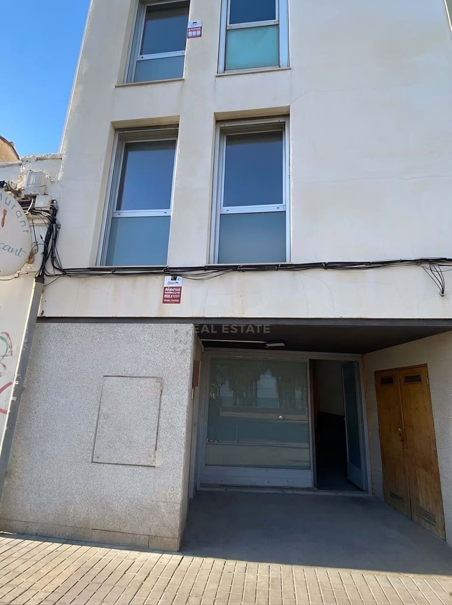 4 soverom Hus til salgs i Barcelona by med garasje - € 500 000 (Ref: 9988158)