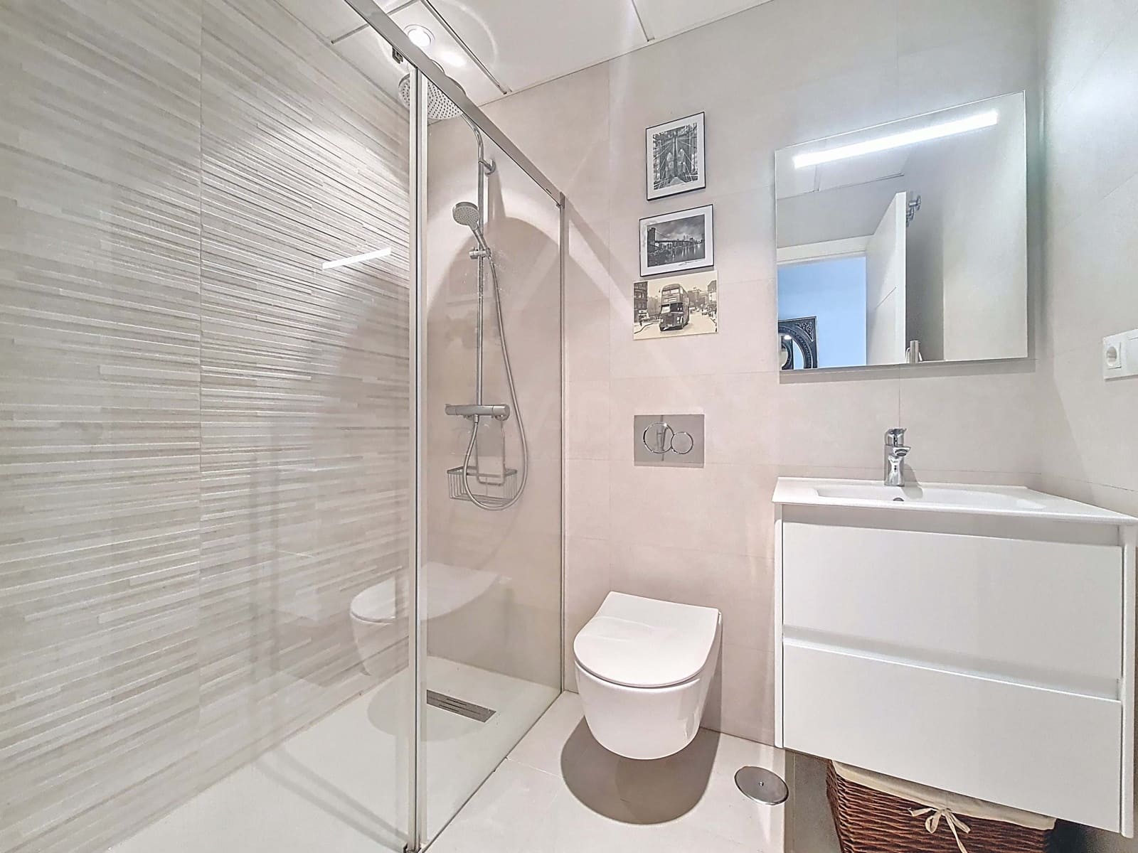 2 soverom Leilighet til salgs i Cadiz by med svømmebasseng garasje - € 550 000 (Ref: 9988164)