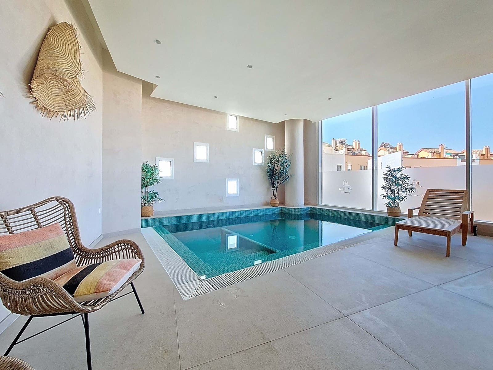 2 soverom Leilighet til salgs i Cadiz by med svømmebasseng garasje - € 550 000 (Ref: 9988164)