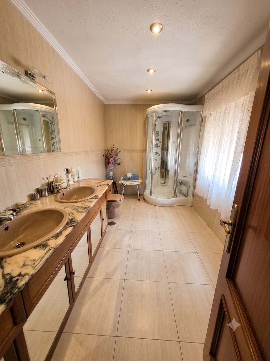 4 camera da letto Villa in vendita in Leon citta con piscina garage - 320.000 € (Rif: 9988166)