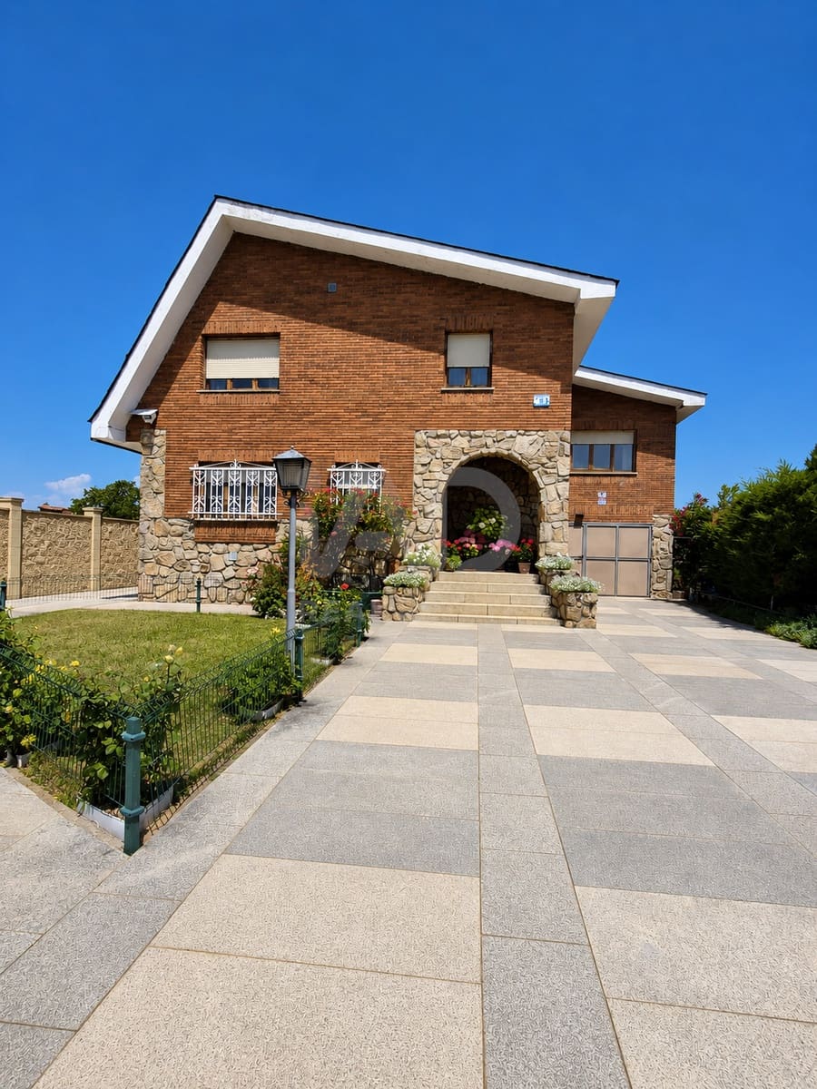 4 camera da letto Villa in vendita in Leon citta con piscina garage - 320.000 € (Rif: 9988166)