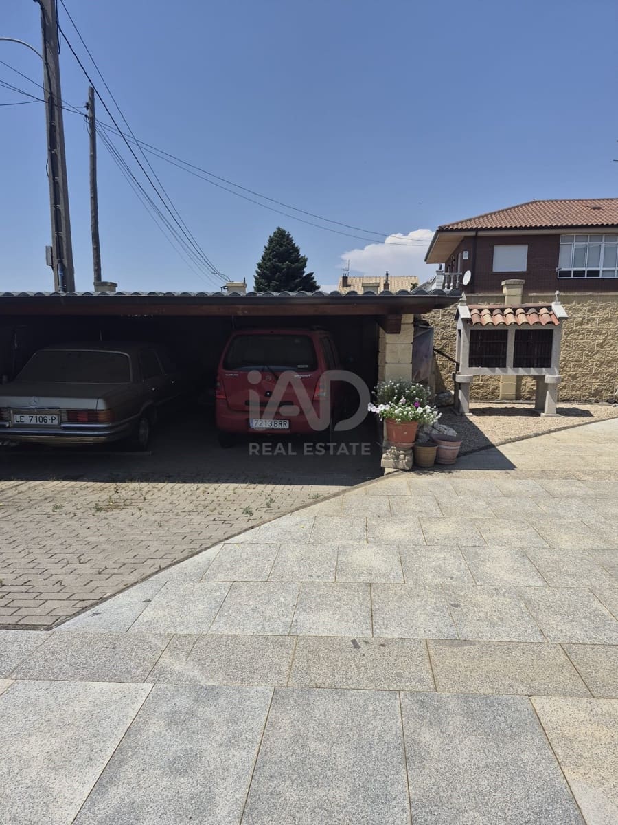 4 camera da letto Villa in vendita in Leon citta con piscina garage - 320.000 € (Rif: 9988166)