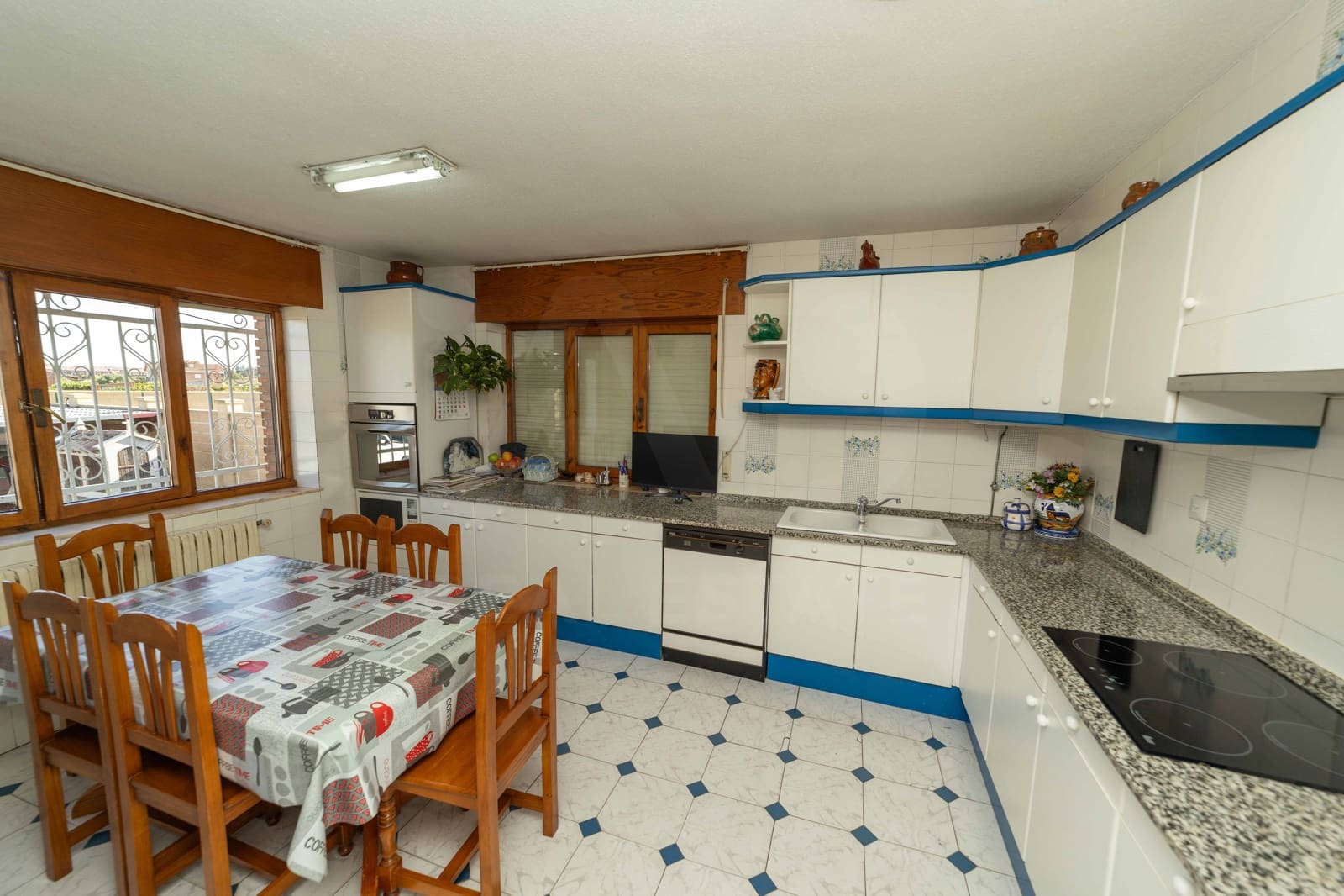 4 camera da letto Villa in vendita in Leon citta con piscina garage - 320.000 € (Rif: 9988166)