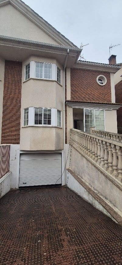5 bedroom Terraced Villa for sale in Salamanca city with pool garage - € 350,000 (Ref: 9988170)