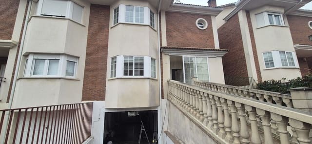 5 bedroom Terraced Villa for sale in Salamanca city with pool garage - € 350,000 (Ref: 9988170)