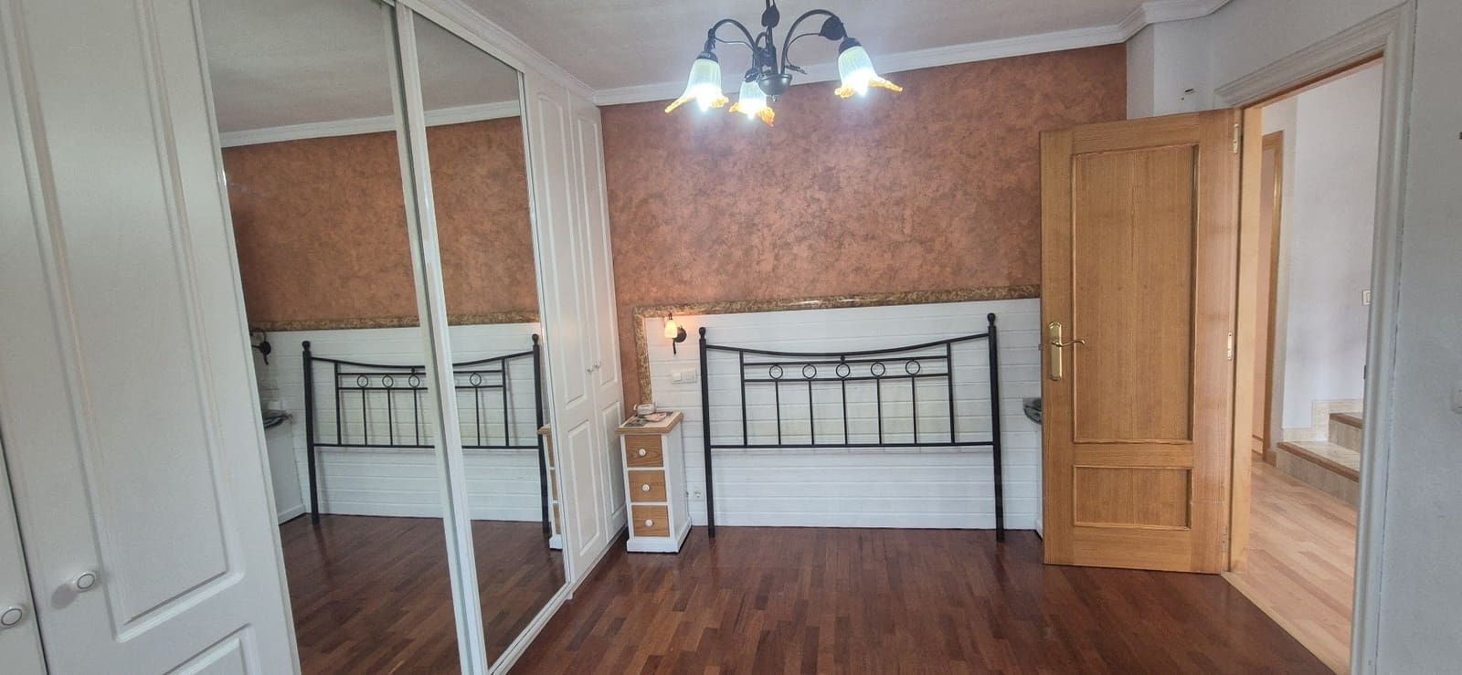 5 bedroom Terraced Villa for sale in Salamanca city with pool garage - € 350,000 (Ref: 9988170)