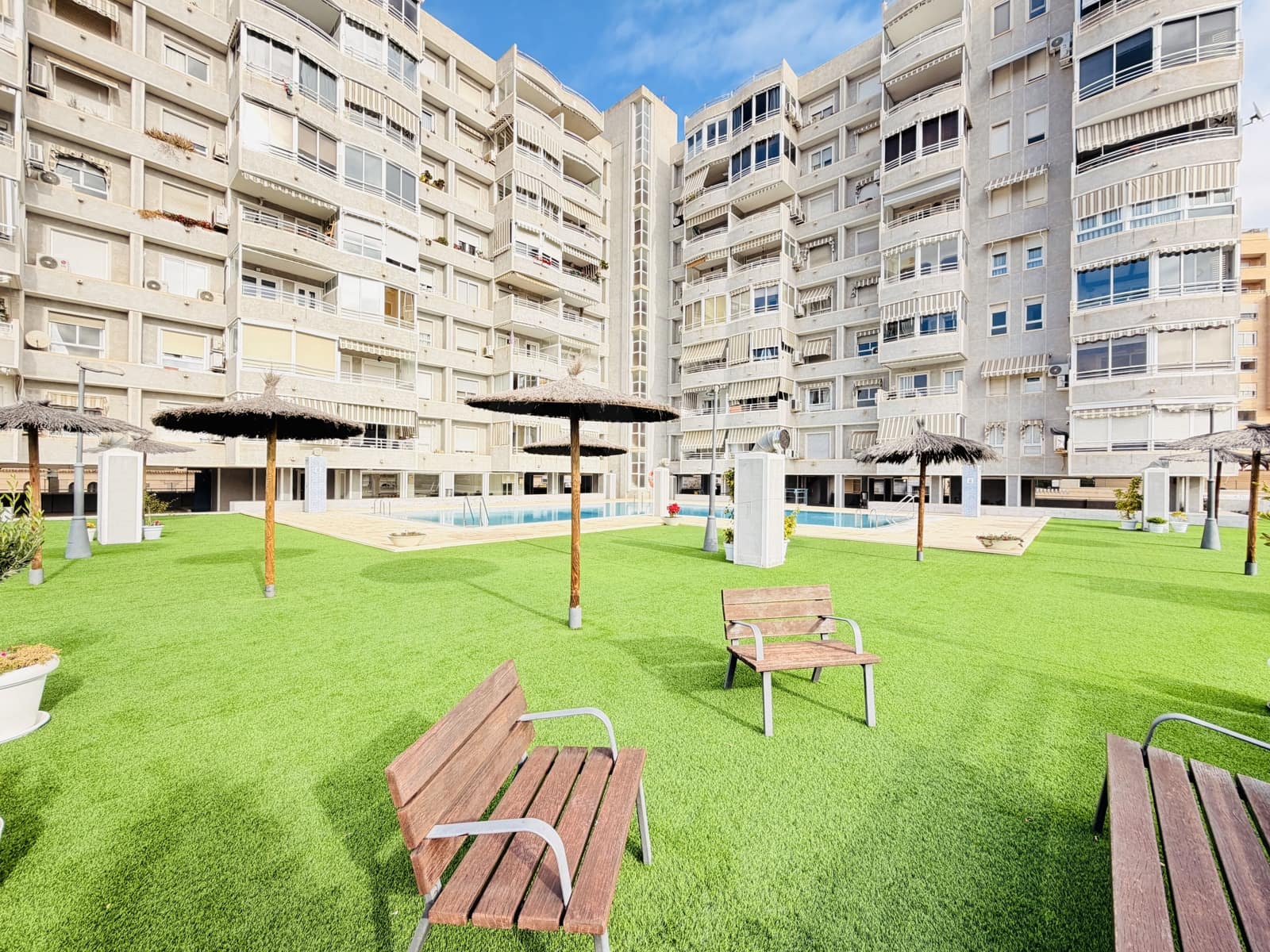 2 bedroom Apartment for sale in Alicante / Alacant city with pool garage - € 345,000 (Ref: 9988172)