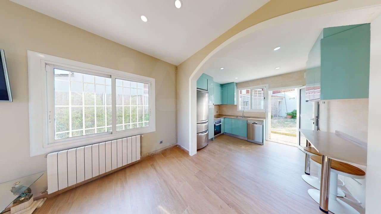 4 bedroom Townhouse for sale in Barcelona city - € 519,900 (Ref: 9988182)