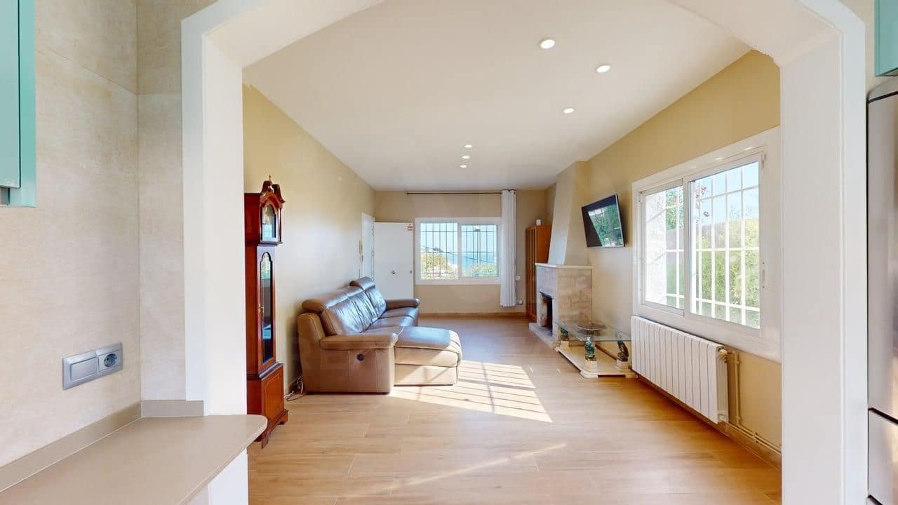4 bedroom Townhouse for sale in Barcelona city - € 519,900 (Ref: 9988182)