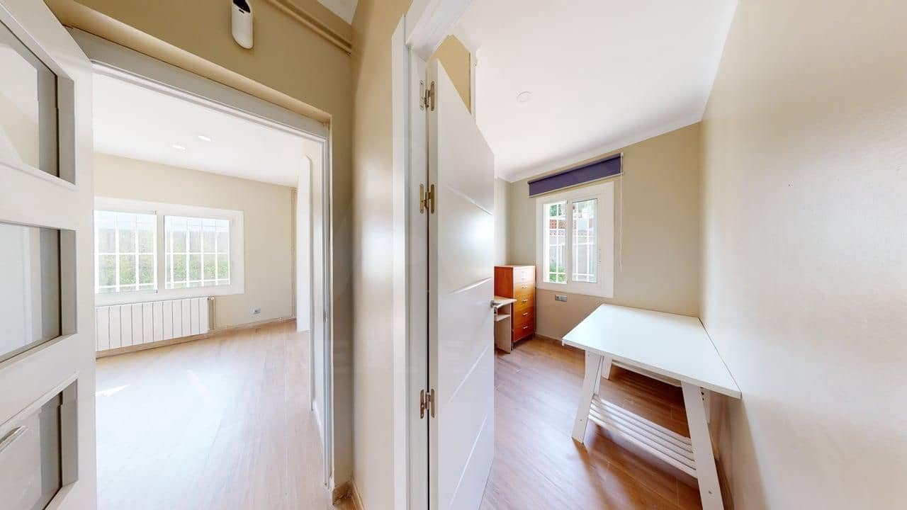 4 bedroom Townhouse for sale in Barcelona city - € 519,900 (Ref: 9988182)