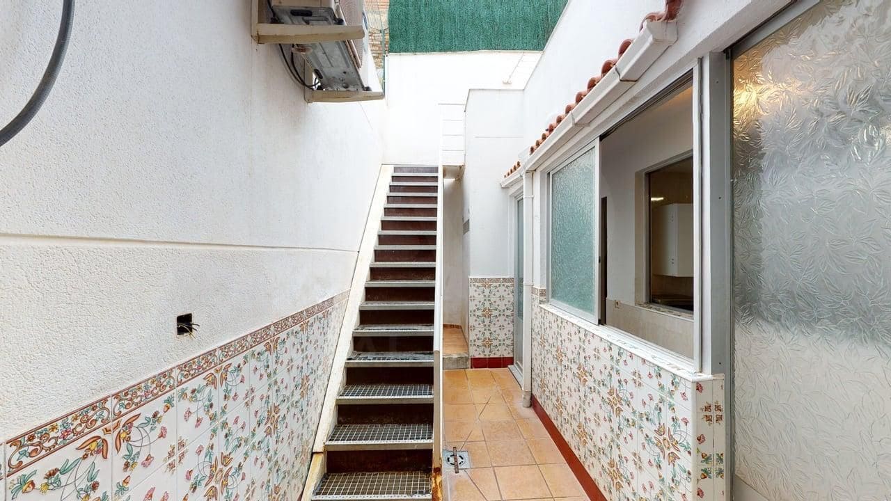 6 Zimmer Haus zu verkaufen in Barcelona Stadt - 450.000 € (Ref: 9988198)