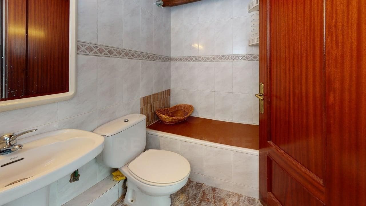 6 Zimmer Haus zu verkaufen in Barcelona Stadt - 450.000 € (Ref: 9988198)