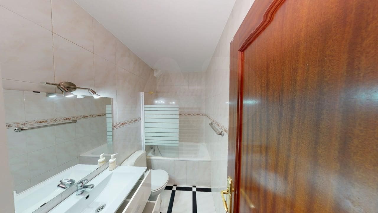 6 Zimmer Haus zu verkaufen in Barcelona Stadt - 450.000 € (Ref: 9988198)