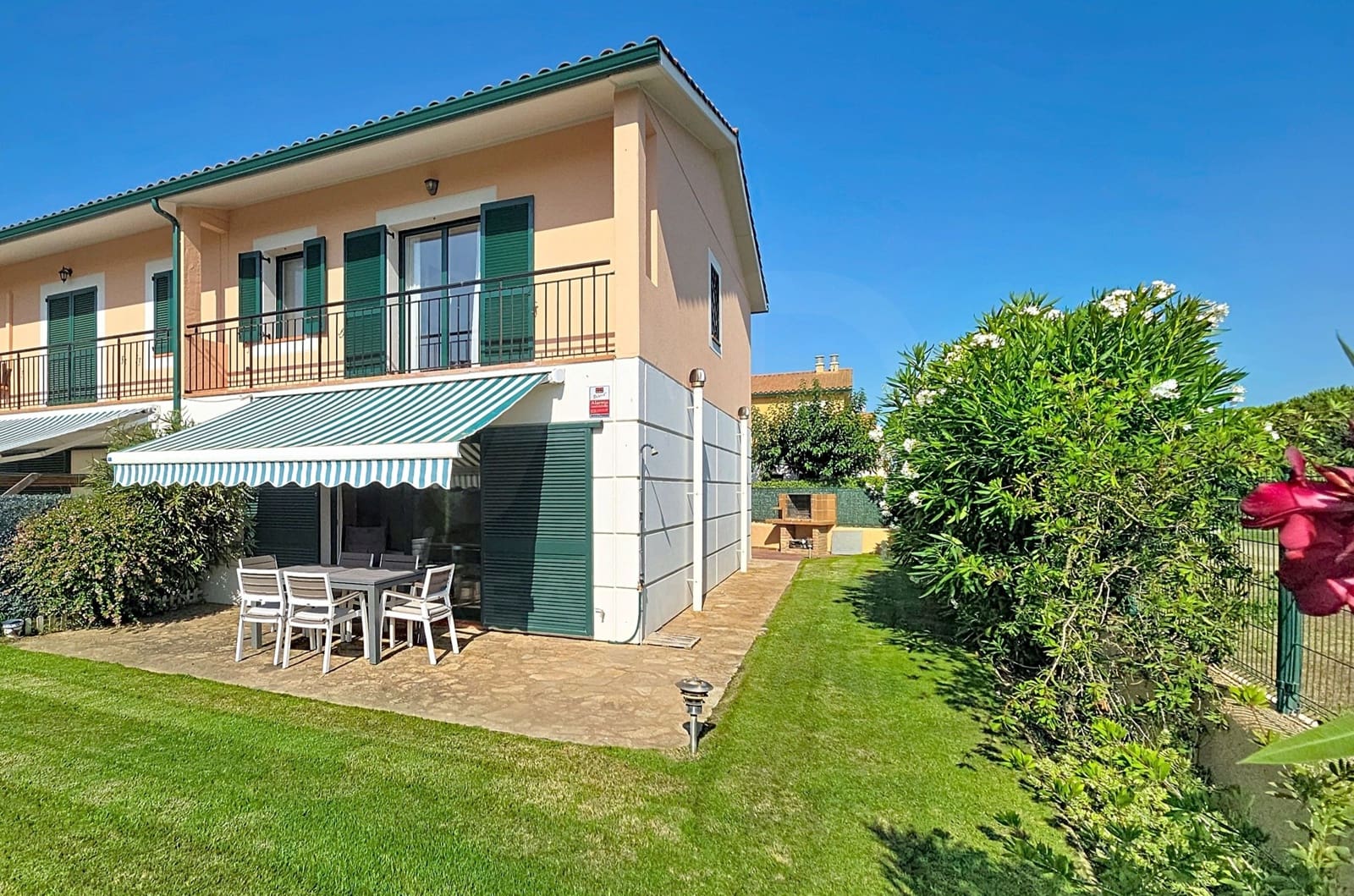 3 soveværelse Rækkehus til salg i Girona by med swimmingpool garage - € 410.000 (Ref: 9988212)