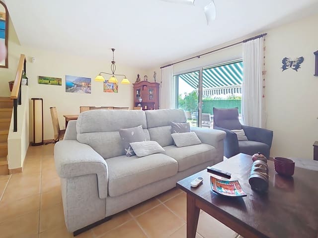 3 soveværelse Rækkehus til salg i Girona by med swimmingpool garage - € 410.000 (Ref: 9988212)